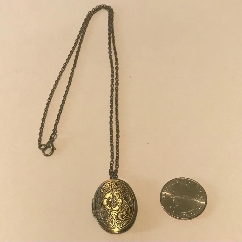 𝅺antiqued bronze flower leaf‎ Photo Locket. - Picture 7 of 9